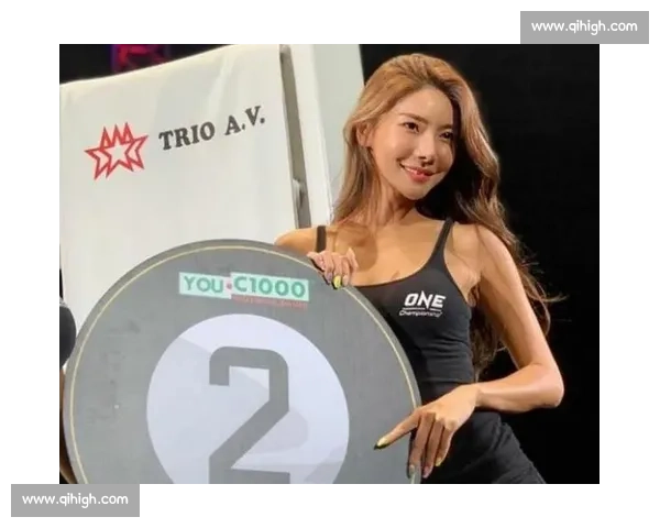 拳击赛场上魅力四射的举牌美女引领全场焦点与热烈氛围 拳击赛场上魅力四射的举牌美女引领全场焦点与热烈氛围